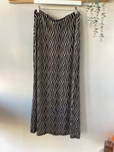 Load image into Gallery viewer, Solo Wave Print Lined Skirt