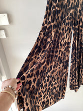 Load image into Gallery viewer, Leopard Print Velvet Texture Pleated Trousers
