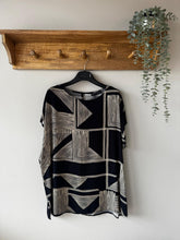 Load image into Gallery viewer, Peruzzi Geo Print Top
