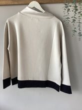 Load image into Gallery viewer, Peruzzi Two Tone Button Top
