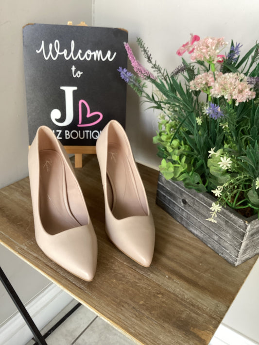Keddo light beige court shoe