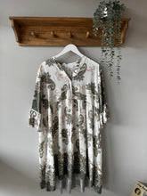 Load image into Gallery viewer, Paisley 3/4 Sleeve Shift Dress

