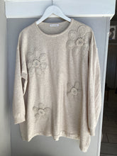 Load image into Gallery viewer, Crochet flower jumper
