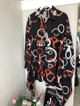 Load image into Gallery viewer, Malissa J Chain Dipped Hem Print Shirt
