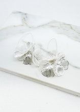 Load image into Gallery viewer, Envy Delicate. Flower Earrings
