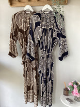 Load image into Gallery viewer, Monochrome Leaf Print Shirt Dress

