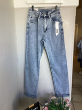 Load image into Gallery viewer, Loose Fit Mom Jean
