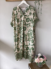 Load image into Gallery viewer, Floral Print Tunic Dress
