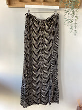 Load image into Gallery viewer, Solo Wave Print Lined Skirt
