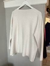 Load image into Gallery viewer, Crochet Flower Jumper
