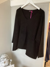 Load image into Gallery viewer, Essential V NeckJumper
