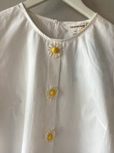 Load image into Gallery viewer, Compania Fantastica Daisy Button Top
