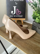 Load image into Gallery viewer, Keddo light beige court shoe
