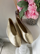 Load image into Gallery viewer, Lattice Ballet Pump
