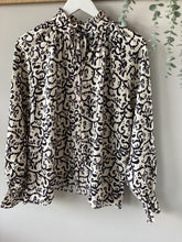 Load image into Gallery viewer, Solo Chloe Print Blouse

