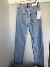 Load image into Gallery viewer, Loose Fit Mom Jean
