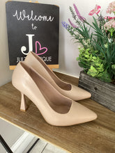 Load image into Gallery viewer, Keddo light beige court shoe
