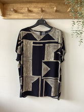 Load image into Gallery viewer, Peruzzi Geo Print Top
