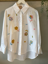 Load image into Gallery viewer, Crochet Flower Shirt
