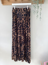 Load image into Gallery viewer, Leopard Print Velvet Texture Pleated Trousers
