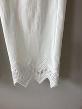 Load image into Gallery viewer, Robell Marie 09 Crochet V-Hem Ankle Grazer
