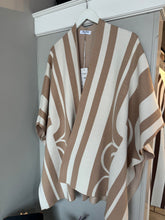 Load image into Gallery viewer, Flower and Stripe Knit Wrap
