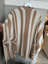 Load image into Gallery viewer, Flower and Stripe Knit Wrap
