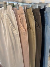 Load image into Gallery viewer, Frill Pocket Stretch Magic Pant
