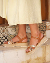 Load image into Gallery viewer, Lunar Flick Tan Sandals
