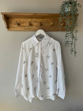 Load image into Gallery viewer, White Flower Shirt
