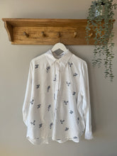 Load image into Gallery viewer, White Flower Shirt
